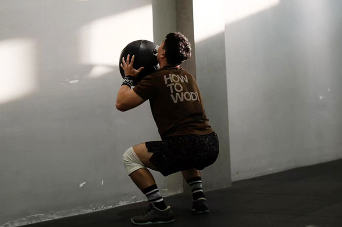 Équipement d'entraînement de poids et d'assistance
